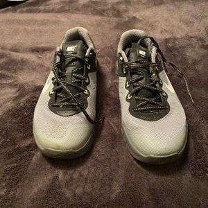 Athletic cross training shoes